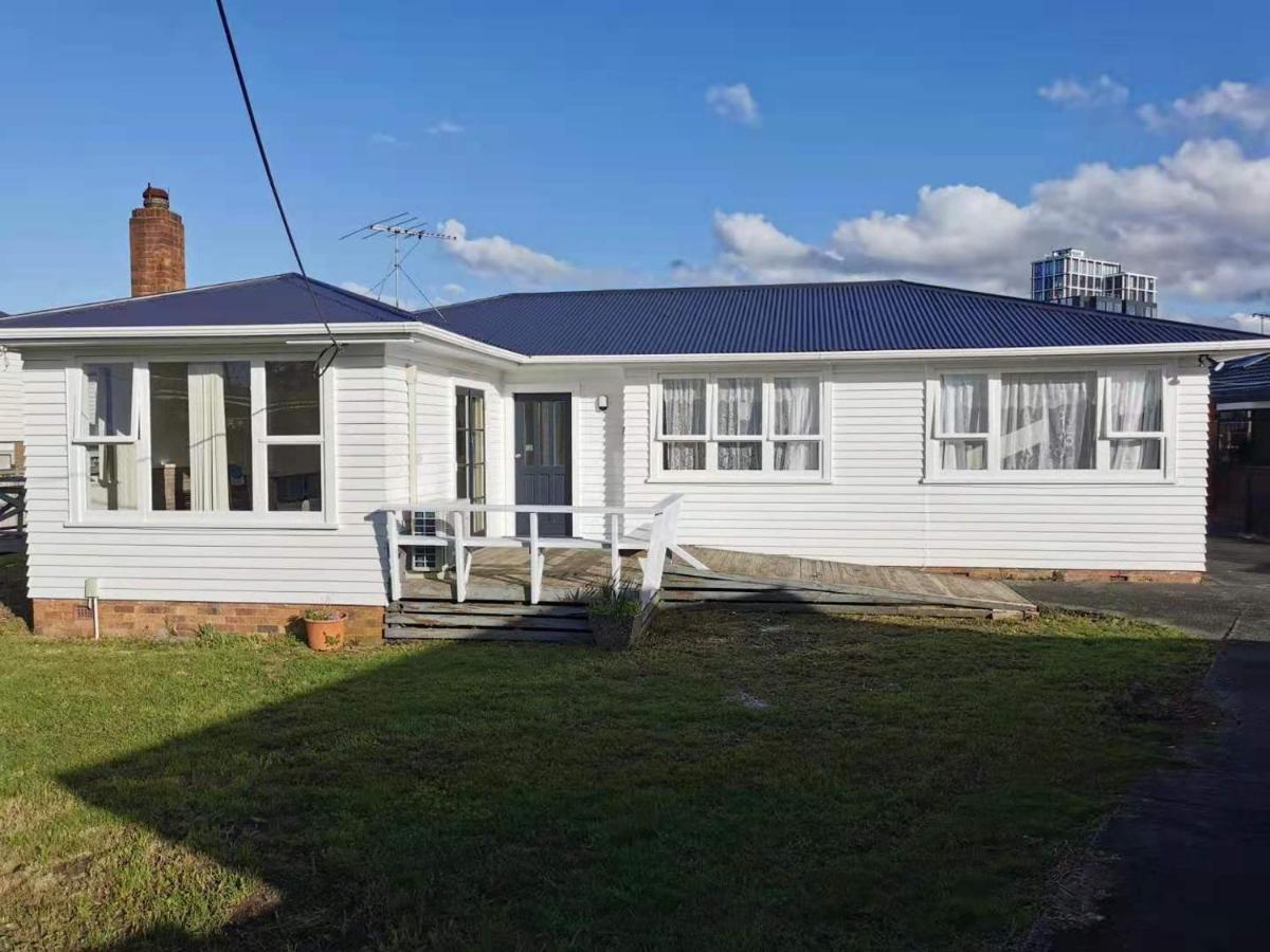 White Weather Board House Auckland Extérieur photo
