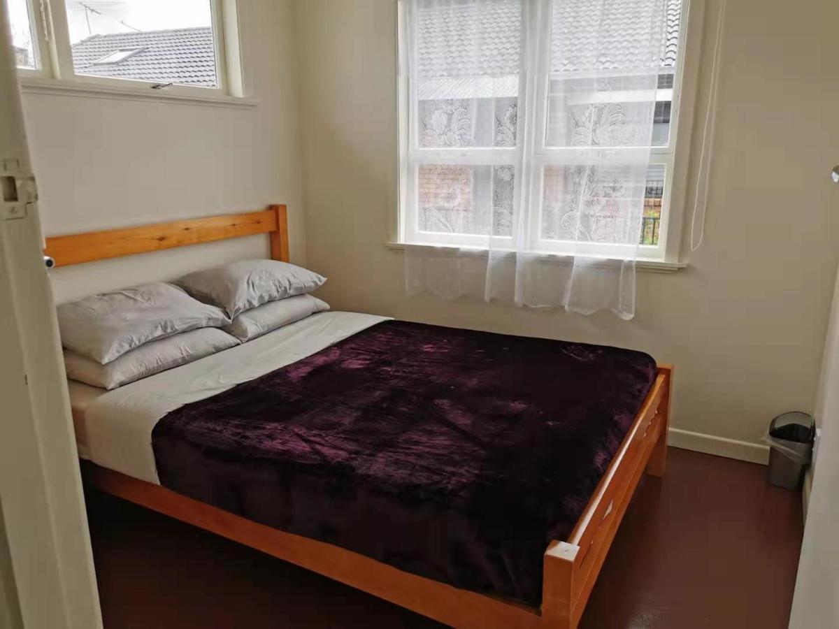 White Weather Board House Auckland Extérieur photo
